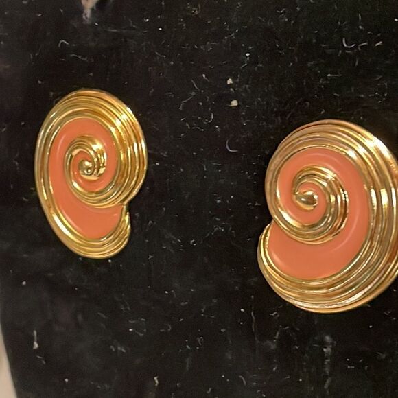 Vintage-1980s-Avon gold tone & pink enamel conch shell shape stud earrings - Picture 4 of 12